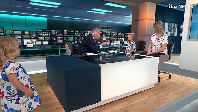 Canlı yayın sırasında sıkılan çocuk stüdyoyu ele geçirdi!