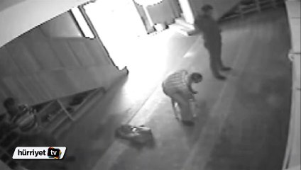 Camide namaz kılarken cep telefonunu çaldılar