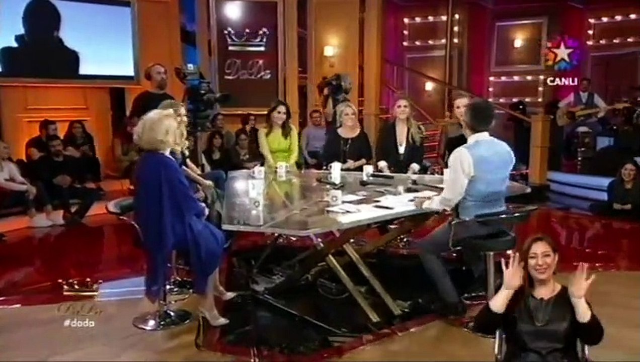 Okan Bayülgen'den Melis Kar'a dekolte uyarısı