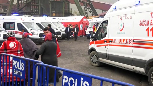 Göçük altındaki madencinin annesi: Oğlum saklandı da bir kenardan çıkacak diye bekliyorum