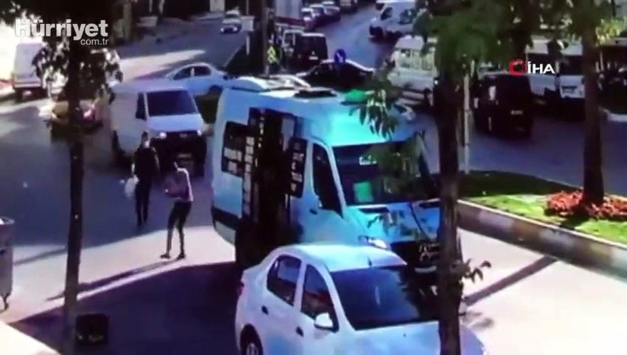Minibüsten indirilen genç aracın camını böyle k...