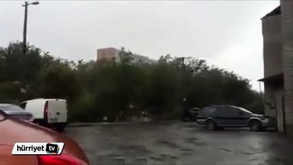 Kadının üstüne camekan düştü