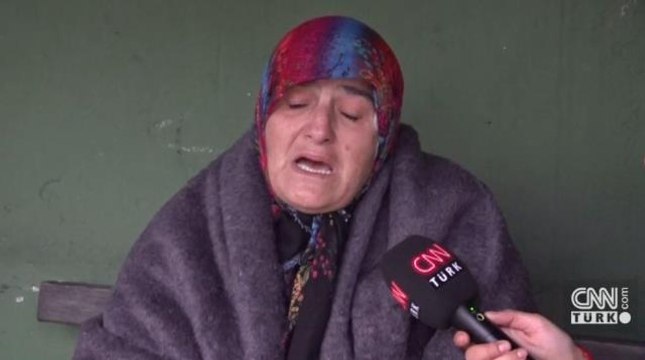 Maden ocağında mahsur kalan oğlunu bekleyen annenin feryatları yeri göğü inletti