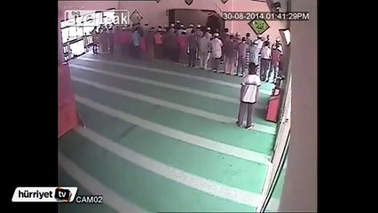 Camide hırsızlık kameraya böyle yansıdı