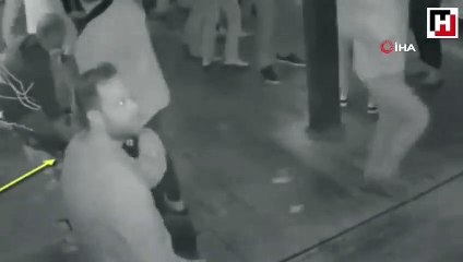 Dans ederek çanta çaldı