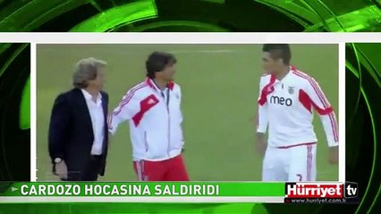 ÜNLÜ OYUNCU SAHADA TEKNİK DİREKTÖRÜNE SALDIRDI