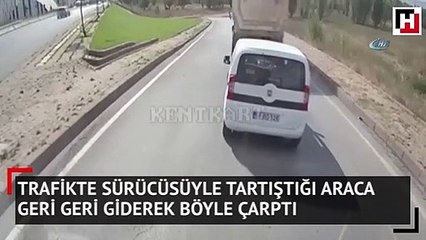 Trafikte sürücüsüyle tartıştığı araca geri geri giderek böyle çarptı
