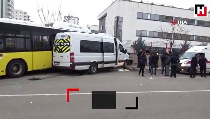Servis minibüsü ile halk otobüsü çarpıştı