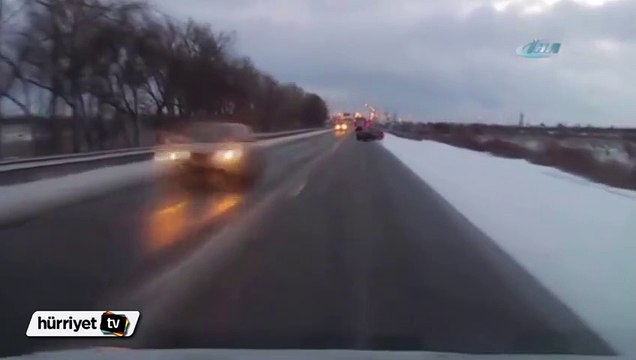 Rusya'daki kaygan yolda feci çarpışma