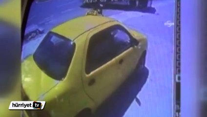 Motosiklet otobüse çarptı, kaza anı kameralara yansıdı