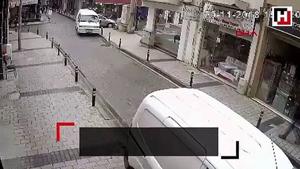 Balkondan uçan yatak, sokakta yürüyen kişinin önüne düştü