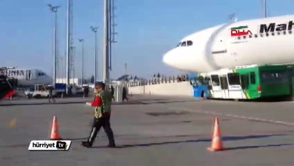 Uçak duramadı önce duvara sonra otobüse çarptı