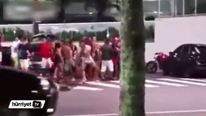 Eğlenmek için karşıya geçerken otomobil çarptı.