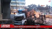 Freni boşalan kamyon bahçe duvarını yıkıp eve çarptı