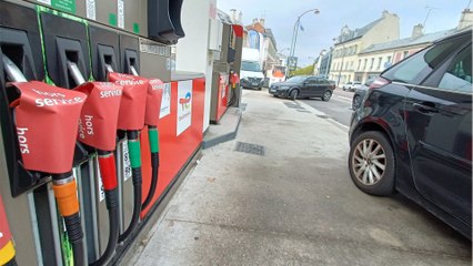 Craignant d'être à sec, un entrepreneur charge 800 litres de carburant dans un camion de location