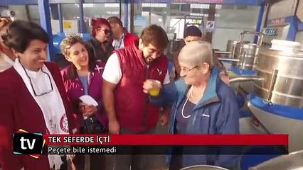Tek seferde içti, peçete bile istemedi