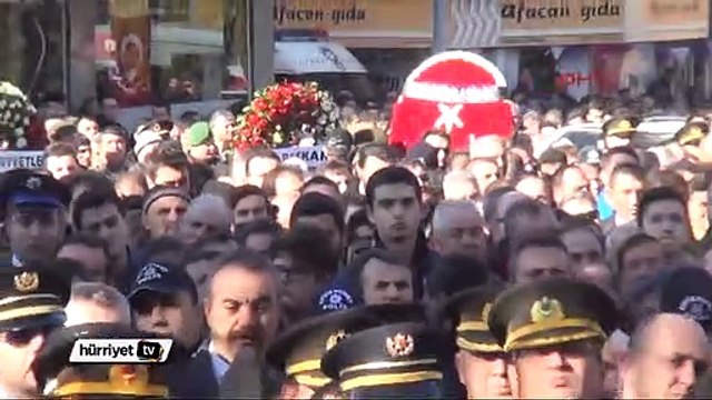 Şehit babalarını şapka ve beresini takarak son yolculuğuna uğurladılar