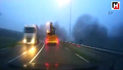 Üst geçide çarpıp devrildi