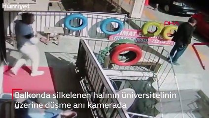 Balkonda silkelenen halının üniversitelinin üzerine düşme anı kamerada