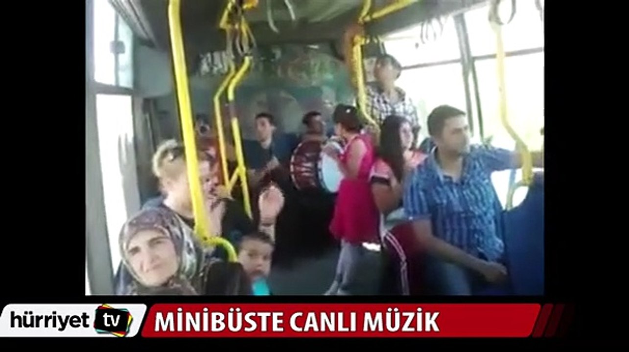 Minibüste canlı müzik eşliğinde yolculuk
