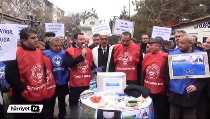 Maaşlarını protesto eden memurlardan canlı tabut eylemi