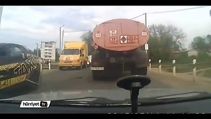 Tanker arkasındaki araca böyle çarptı