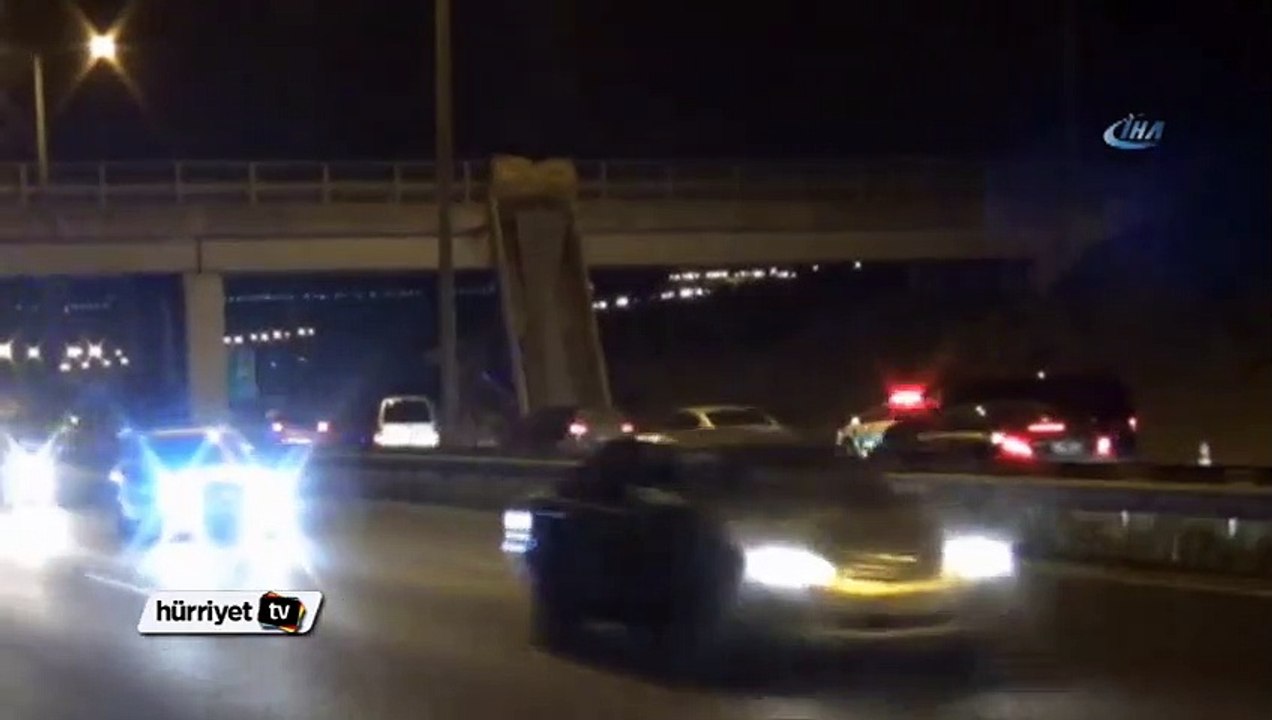 TEM'de damperi açık kalan kamyon üst geçide çarptı
