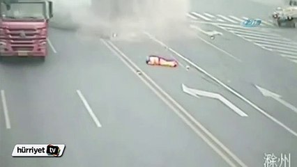 Çin'de kamyon önce çarptı sonra yan yattı