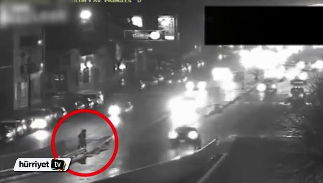 Otomobilin çarptığı kadın metrelerce havaya uçtu