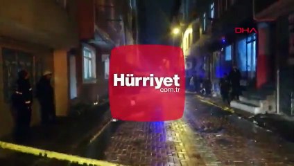 Zeytinburnu'nda binanın çatısı otomobilin üstüne uçtu