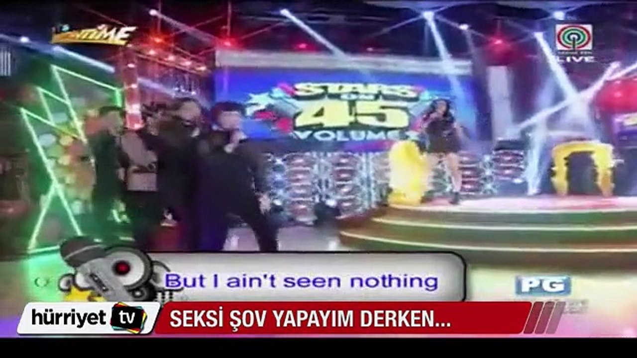 Şarkı söylerken seksi olmaya çalışan kadın fena rezil oldu