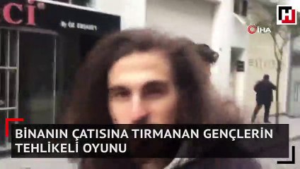 Binanın çatısına tırmanan gençlerin tehlikeli oyunu
