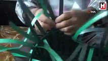 Sokaktan topladığı koli bağlarından pazar çantası yapıyor