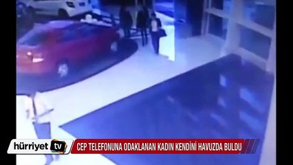 Cep telefonuna odaklanan kadın kendini havuzda buldu