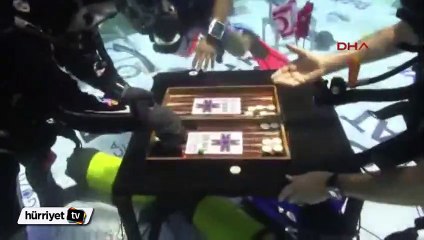 Cem Karabay ile Kürşad Tüzmen sualtında tavla oynadı