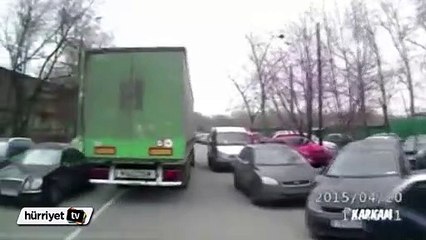 TIR, park halindeki aracı böyle sürükledi