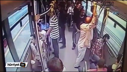 Metrobüs ile cipin kafa kafaya çarpışma anı kamerada