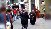 Teyzeler İstiklal Caddesi'ndeki danslarıyla izleyenleri mest etti