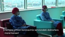 Hemşire çiftten koronavirüs servisindeki doktorlara moral konseri