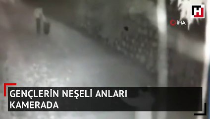 Gençlerin sokakta oynaması kameraya takıldı