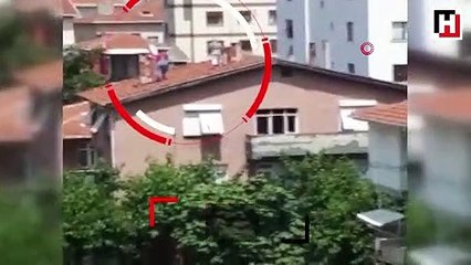 Çatıda tadilat yapanlar ile martının ilginç mücadelesi kamerada