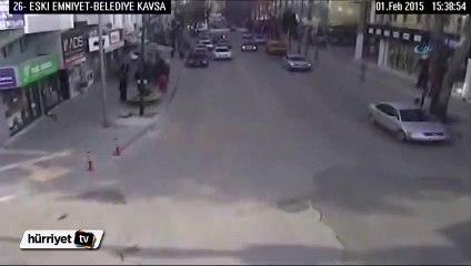Kopan çatı durakta bekleyenlerin üzerine düştü