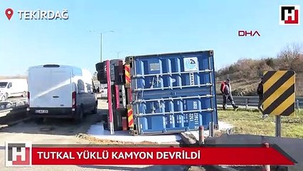 Tutkal yüklü kamyon devrildi