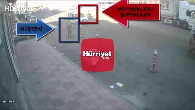 Sokak ortasında güpegündüz kapkaç anı kamerada