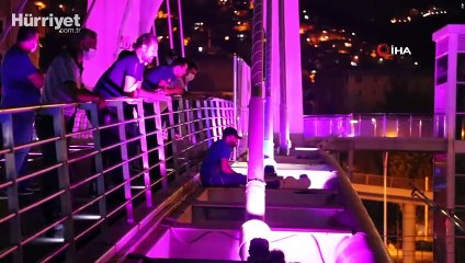 1 buçuk saat süren intihar girişimini çekirdek çitleyerek izlediler