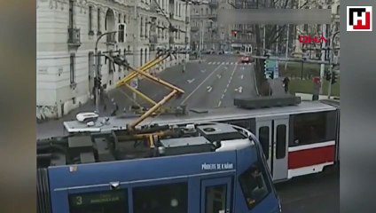 Tramvayların arasında sıkışan bu otomobilden sağ kurtuldu