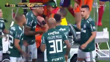 Felipe Melo 5 dakikada atıldı!