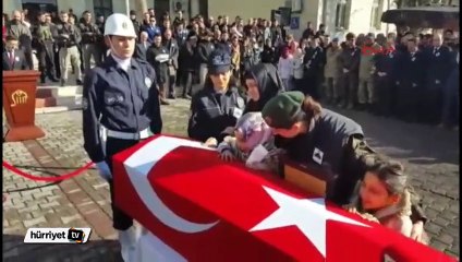 9 Yaşındaki şehit kızı "Şehitler ölmez" diye feryat etti