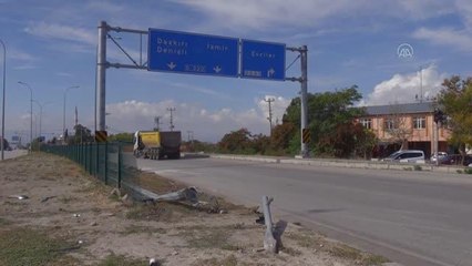 AFYONKARAHİSAR - Denizlispor ekibini taşıyan minibüs aydınlatma direğine çarptı: 4'ü futbolcu 12 yaralı