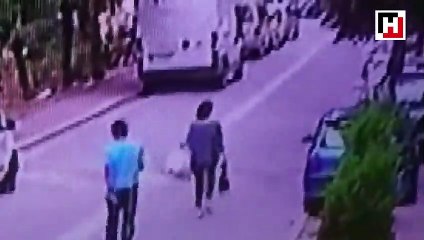 Sokakta yürüyen kadının telefonunu böyle çaldı